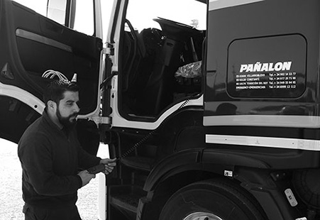 Técnico gestionando vehículo